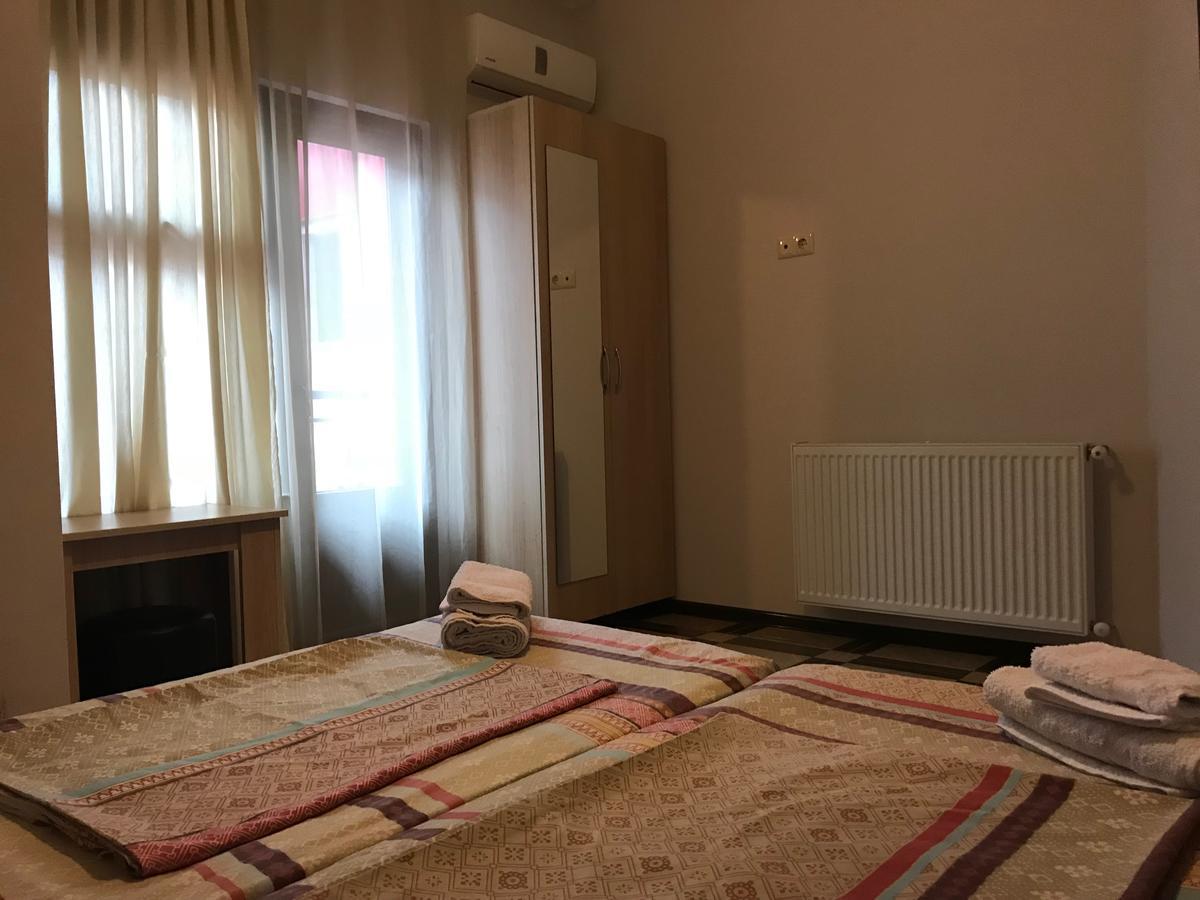 Holiday House バトゥーミ エクステリア 写真