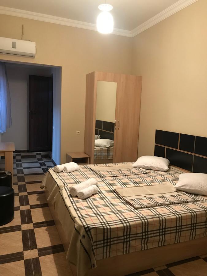 Holiday House バトゥーミ エクステリア 写真